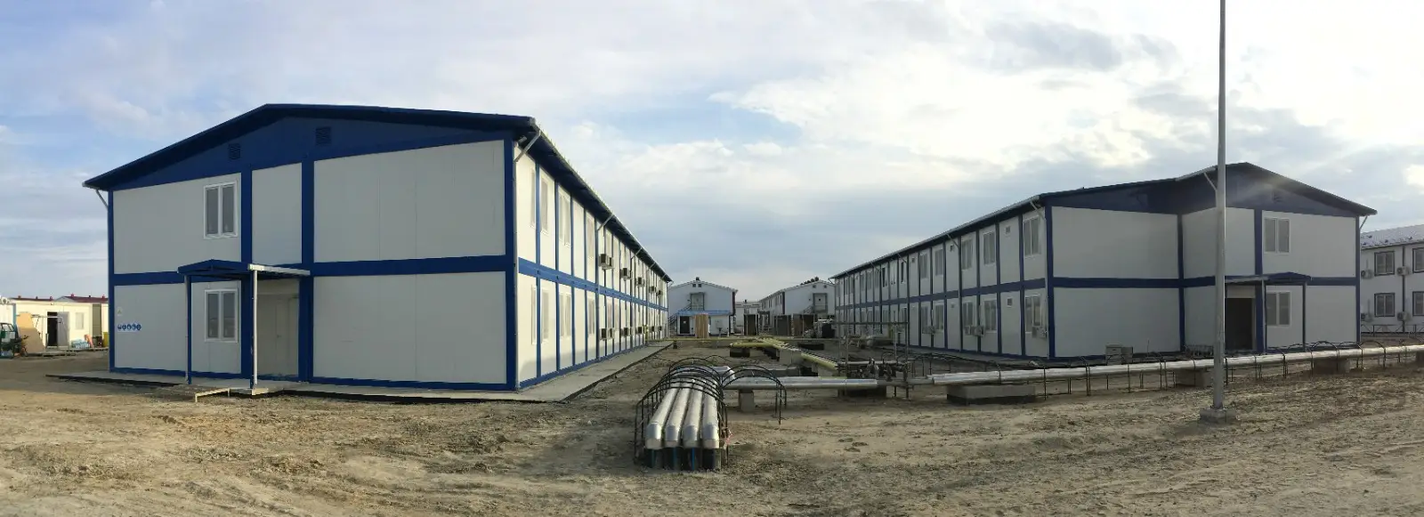 Kazakistan petrol gaz işleme projesi için kurulan, iki katlı prefabrik şantiye binaları; büyük ölçekli işçi kampı ve yatakhane yerleşkesi.