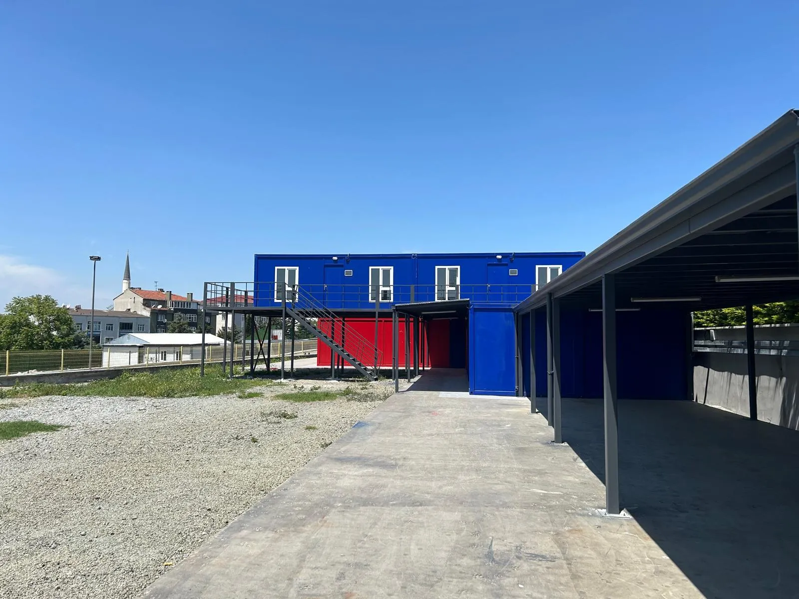 Pramo Prefabrik tarafından üretilen iki katlı çok amaçlı konteyner yapısı – saha yerleşimi için modern çözüm.