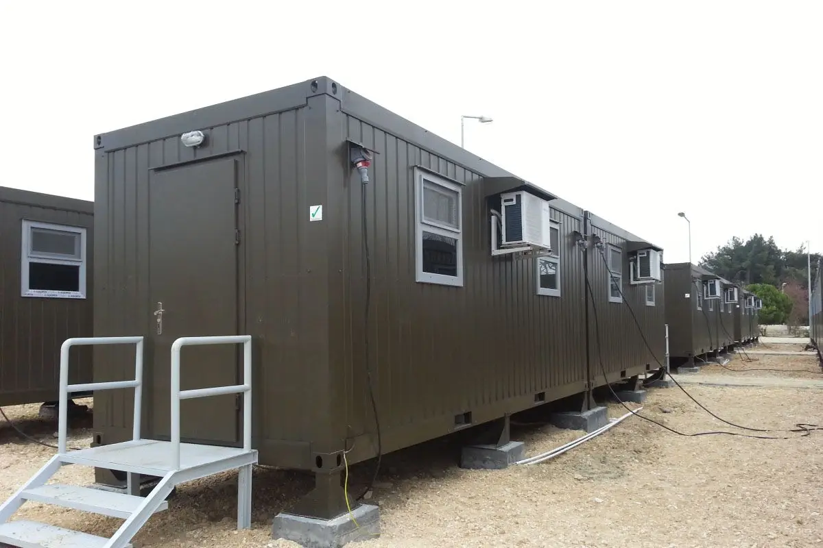 Askeri kamp veya şantiye yerleşkesi için tasarlanmış, klimalı ve elektrik donanımlı, sıralı prefabrik askeri konteyner yaşam üniteleri.