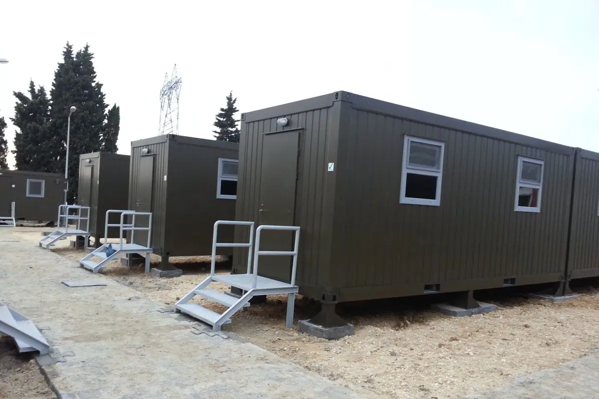 Pramo Prefabrik üretimi askeri konteynerler, sahada konumlandırılmış yaşam alanları olarak görülüyor; sağlam yapısı ve modüler tasarımıyla dikkat çekiyor.