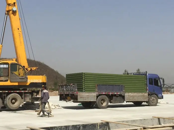 Pramo Prefabrik tarafından üretilen askeri konteyner panelleri, sahaya vinçle indirilerek montaj hazırlıkları yapılıyor.