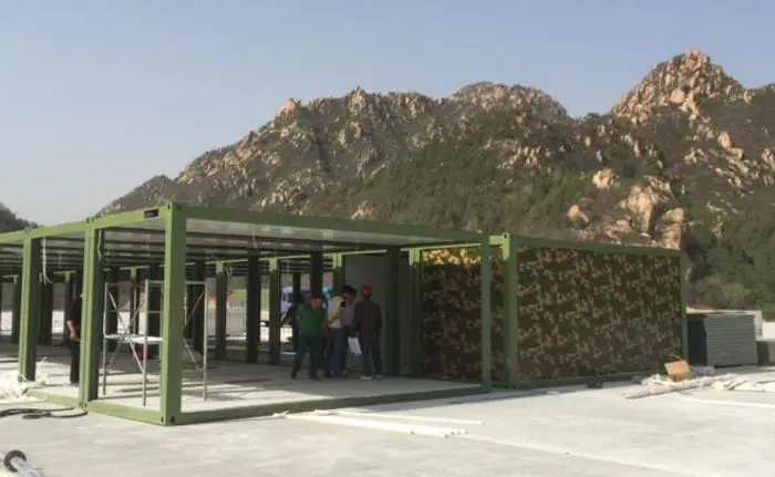 Pramo Prefabrik tarafından üretilen askeri konteyner yapı montajı, dağlık bölgede kamuflaj kaplama detaylarıyla sahada kuruluyor.