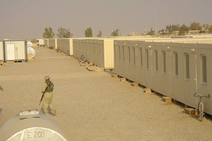 Pramo Prefabrik tarafından kurulan askeri konteyner yerleşkesi, güvenlik personeli ve modüler konaklama üniteleriyle sahadan genel görünüm.