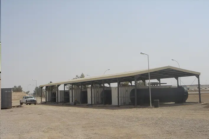 Pramo Prefabrik tarafından üretilen askeri konteyner tesisinde yakıt depolama ve teknik alanların yer aldığı çelik çatılı yapı sahası.