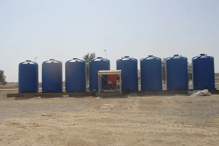 Pramo Prefabrik tarafından askeri konteyner projelerinde kullanılan mavi su depolama tankları, sahada sıralı şekilde kurulmuş endüstriyel altyapı çözümü.
