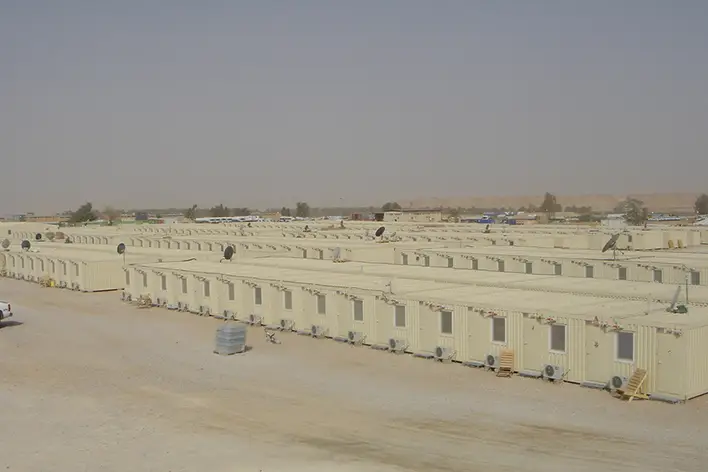 Askeri üs, mülteci kampı veya büyük şantiye projeleri için tasarlanmış, yüzlerce prefabrik konteyner yaşam ünitesinden oluşan büyük ölçekli modüler yerleşke.