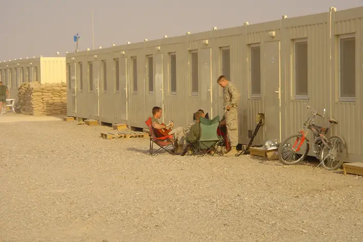 Askeri üs veya sahra kampı için kurulan, askerlerin dinlenme ve yaşam alanı olarak kullandığı prefabrik konteyner yatakhane modülleri.