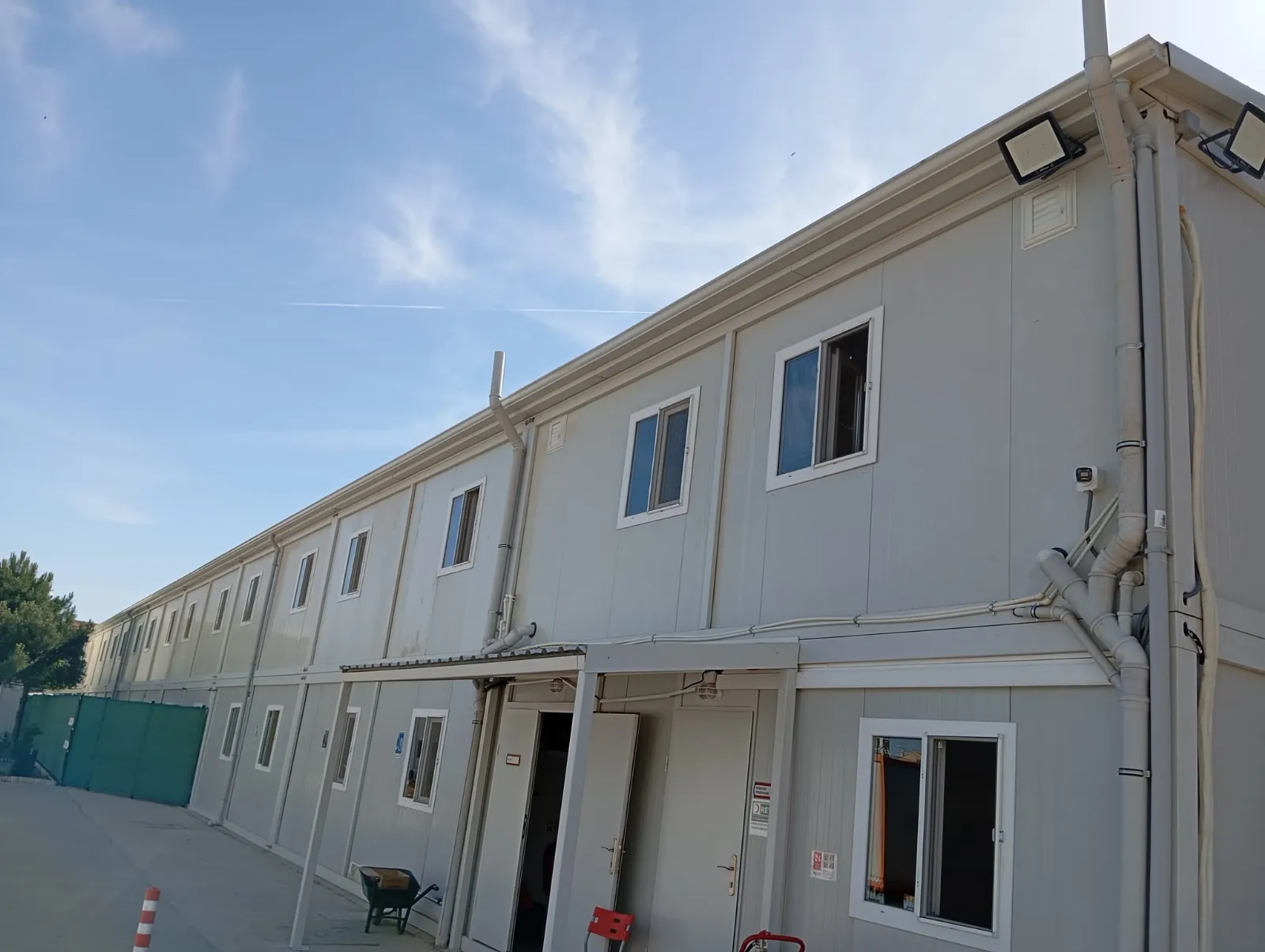 Prefabrik yemekhane binasında kullanılan panel sistemi