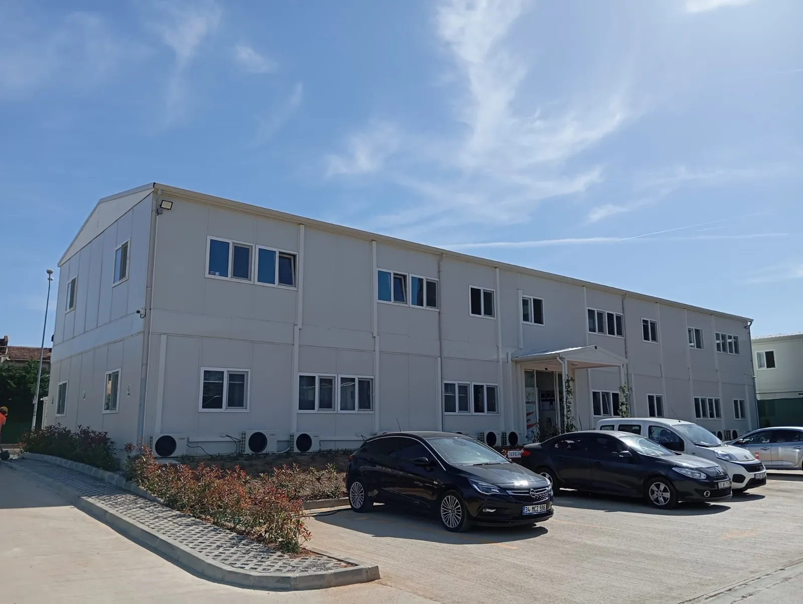 Şantiye çalışanları için kurulan prefabrik yemek alanı