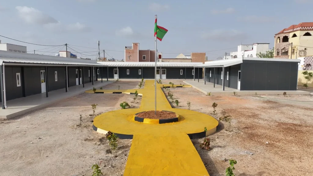 Moritanya'nın başkenti Nouakchott'ta Pramo Prefabrik tarafından kurulan 1000 m²'lik, modüler prefabrik okul binası ve avlusu.